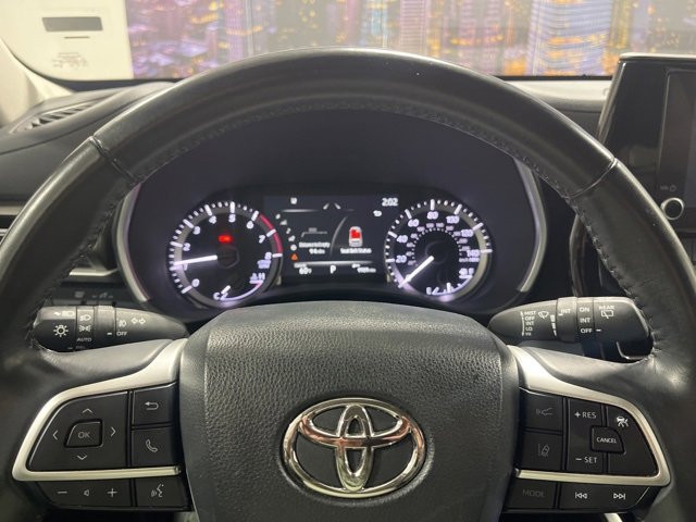 Used 2023 Toyota Highlander XLE image 12
