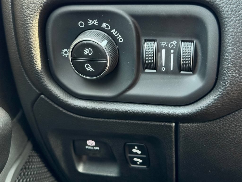 New 2026 RAM 1500 4x4 Crew Cab image 28
