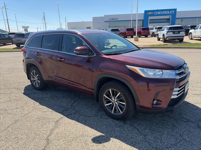 Used 2017 Toyota Highlander XLE image 1