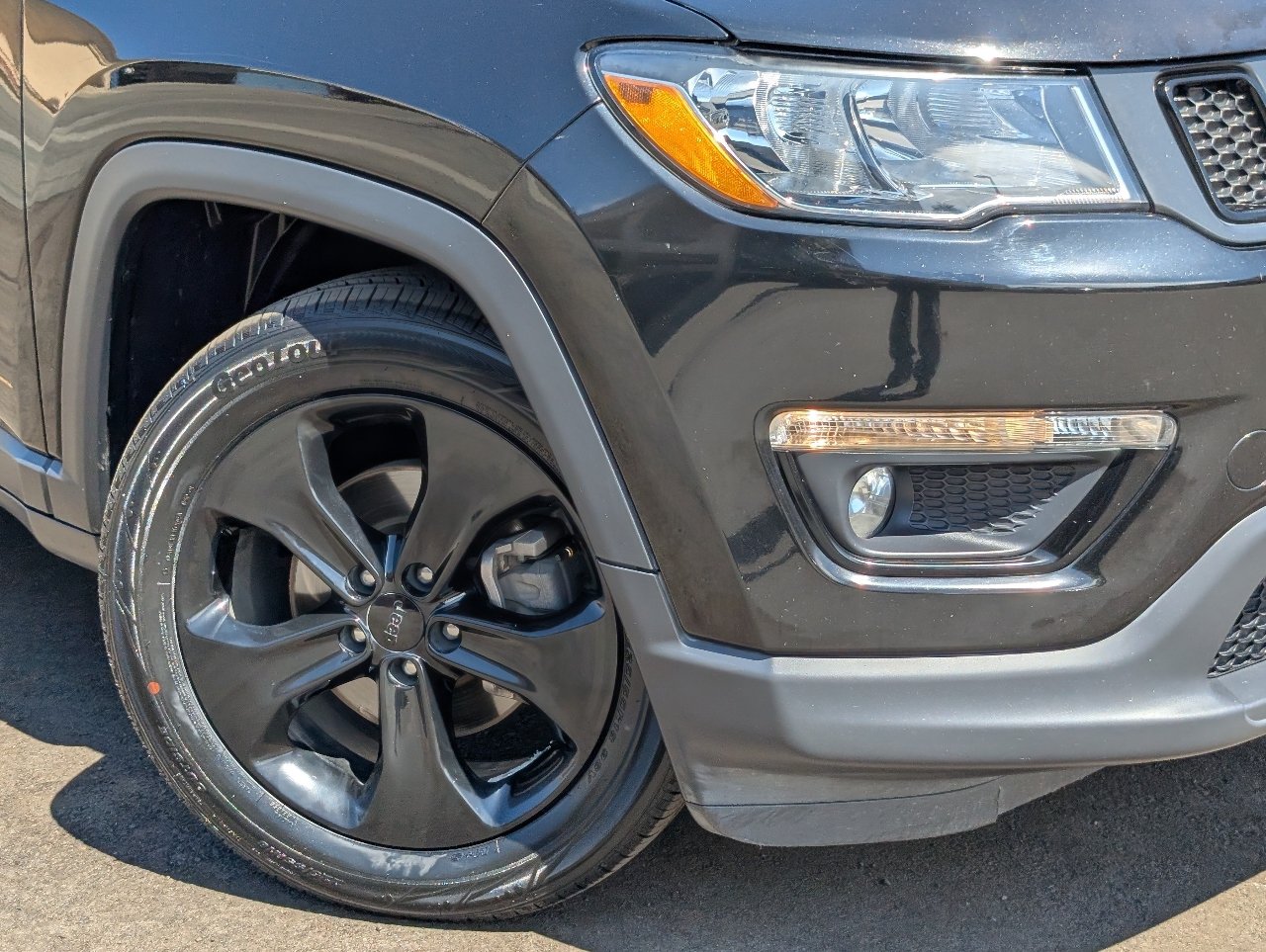 Used 2019 Jeep Compass Latitude FWD image 10