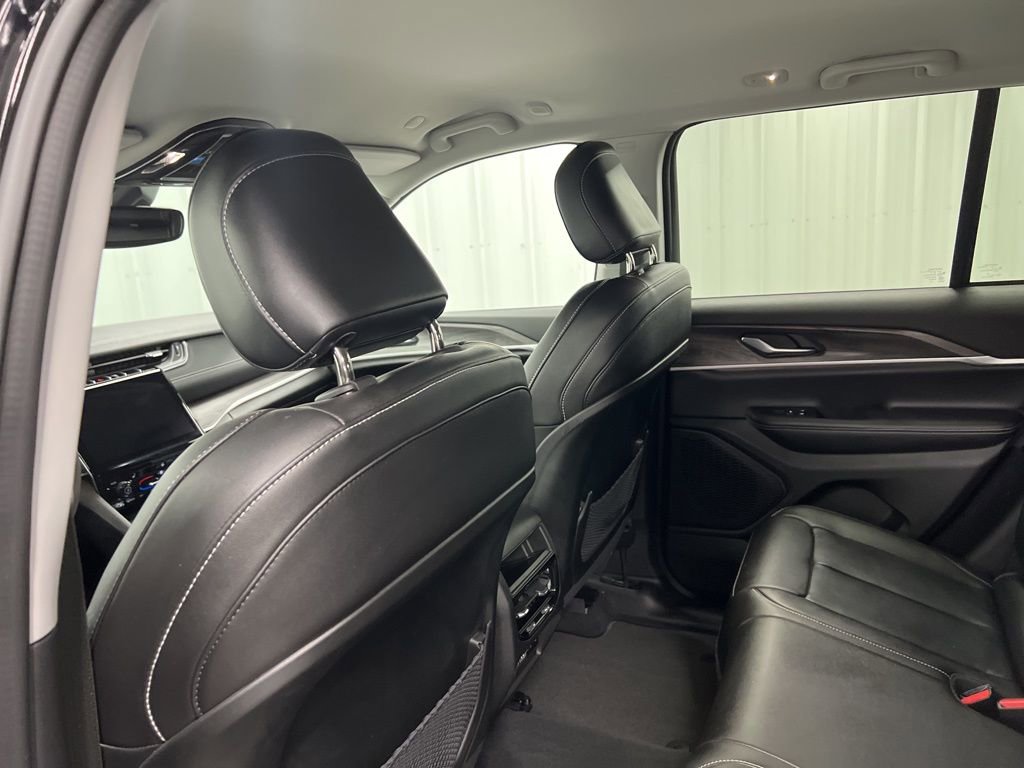 Used 2023 Jeep Grand Cherokee Limited image 14