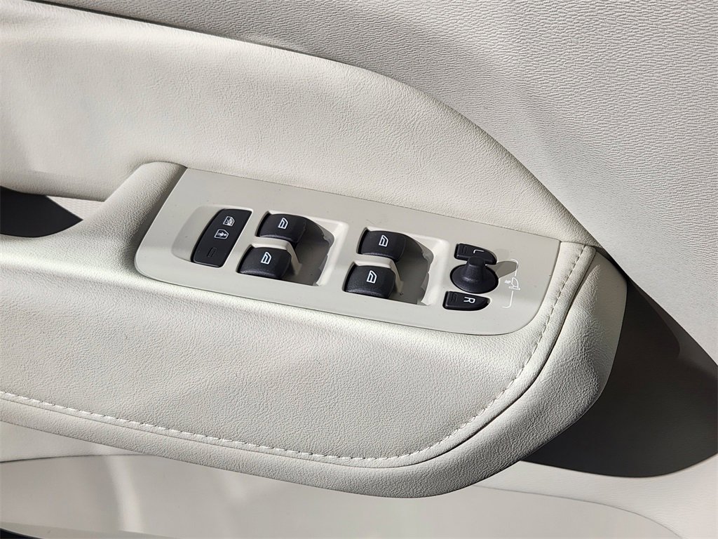 New 2026 Volvo XC60 B5 Ultra w/ Climate Package image 4