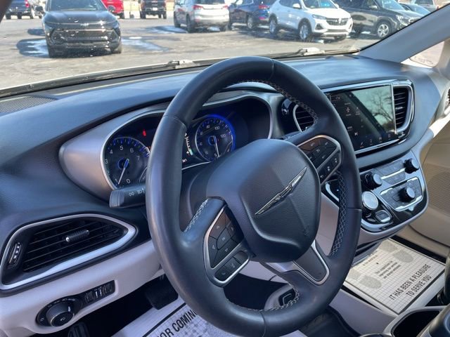 Used 2023 Chrysler Pacifica Touring-L image 11