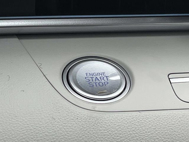 Used 2025 Hyundai Elantra Limited image 32