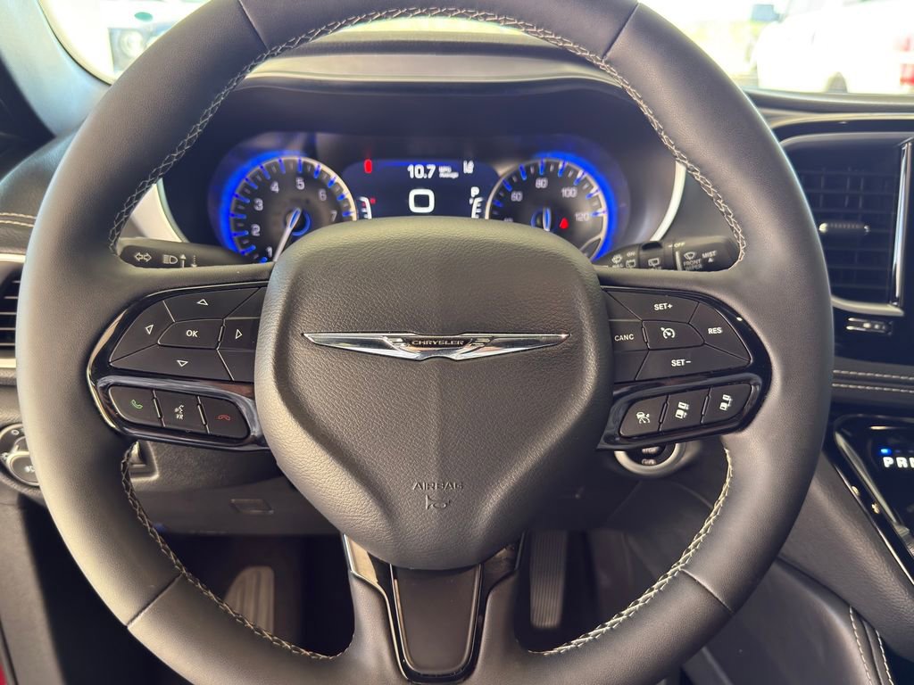 Used 2025 Chrysler Pacifica Limited image 21