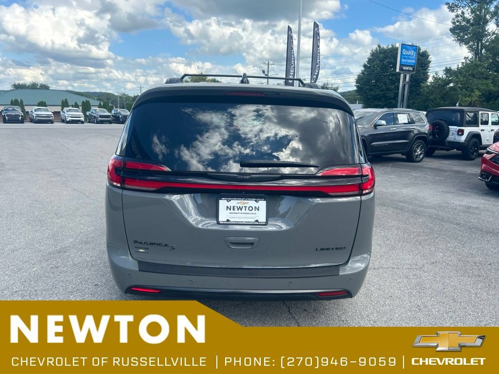 Used 2025 Chrysler Pacifica Limited FWD image 42