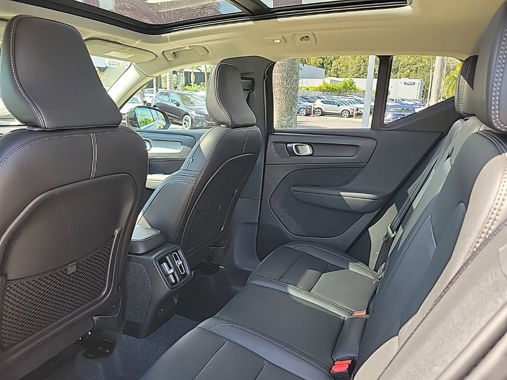 Used 2025 Volvo XC40 B5 Plus image 7