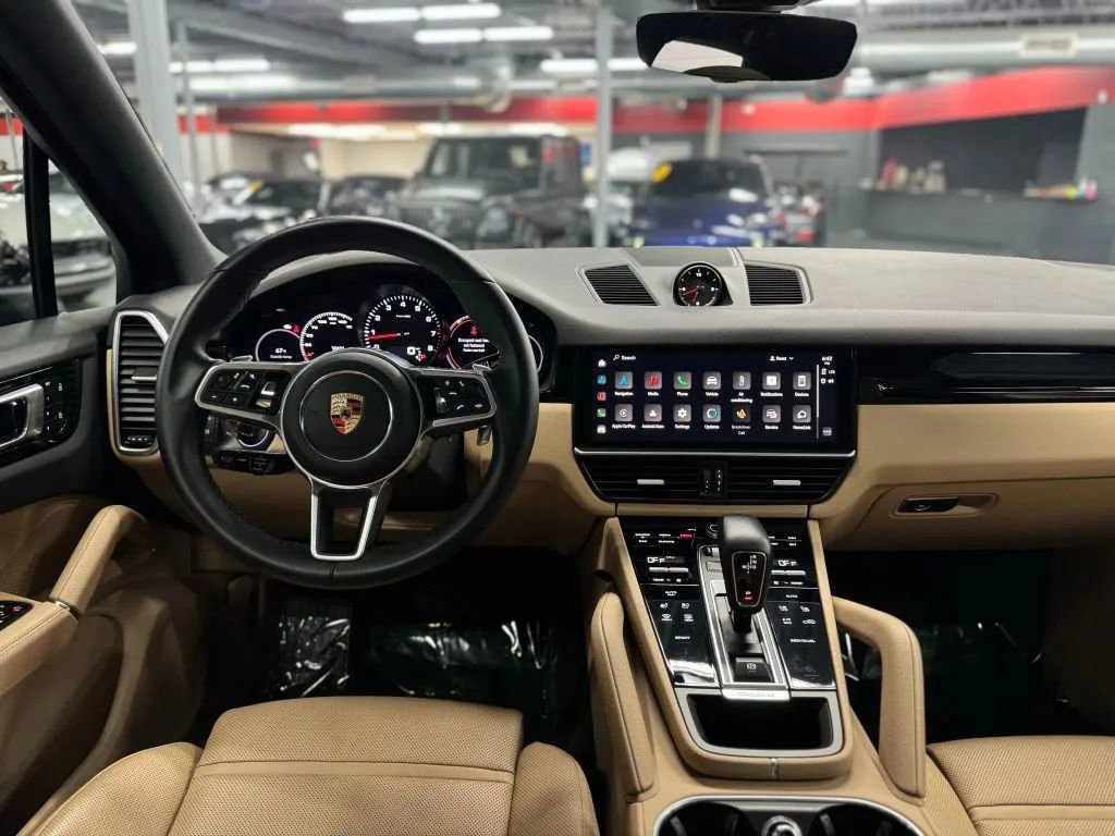 Used 2023 Porsche Cayenne w/ Premium Package image 18