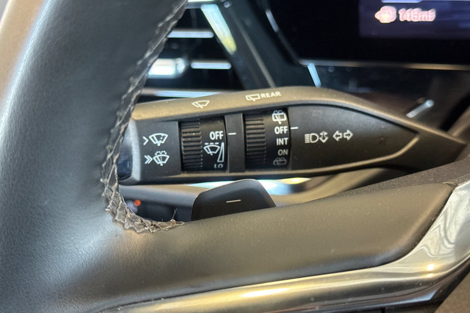 Used 2025 Chevrolet Suburban LT RWD image 36