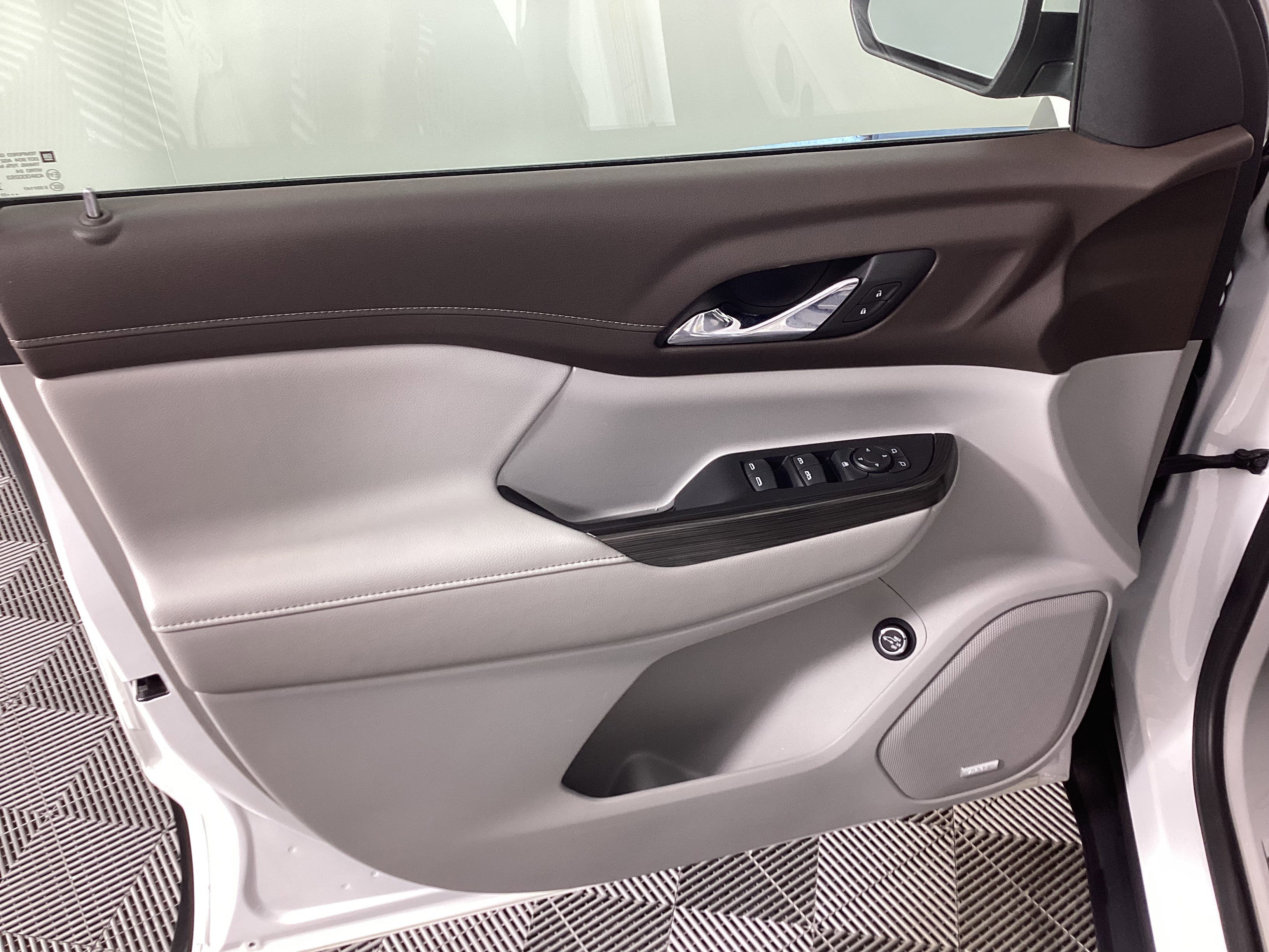 Used 2023 GMC Acadia SLT image 27