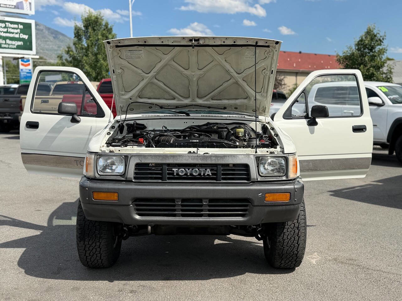 Used 1989 Toyota Pickup Deluxe AWD/4WD image 2