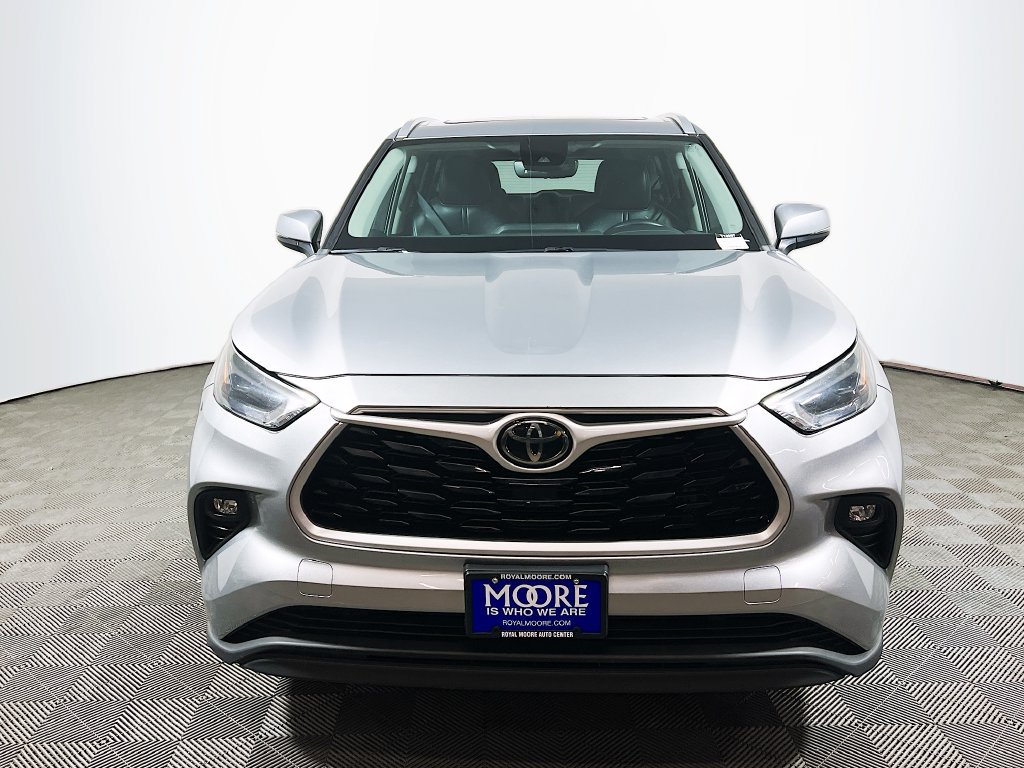 Used 2022 Toyota Highlander XLE AWD/4WD image 2