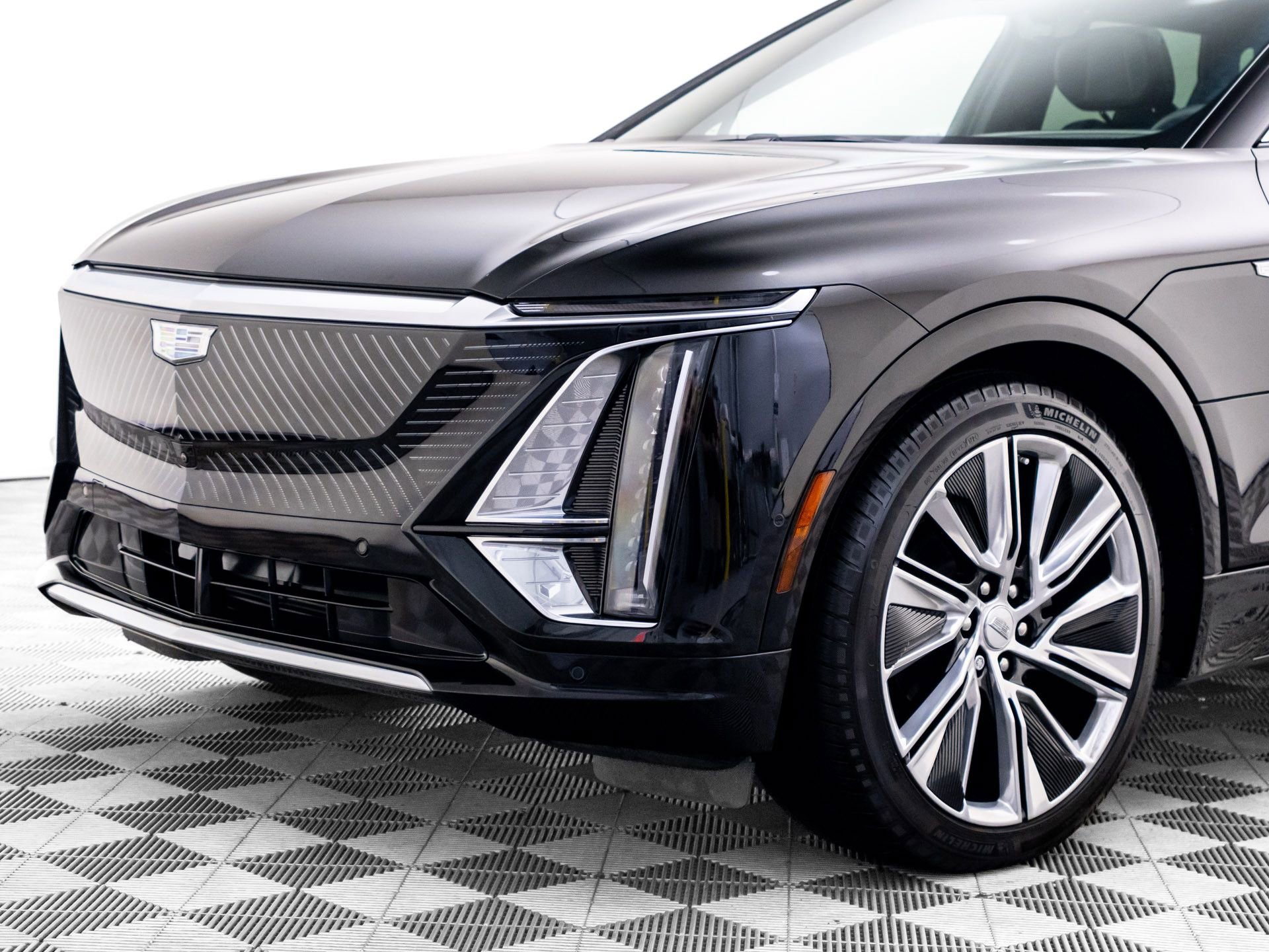 Certified 2025 Cadillac Lyriq Luxury w/ LPO, Floor Liner Package AWD/4WD image 40