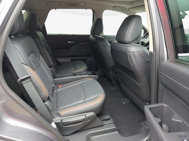 Used 2025 Nissan Pathfinder Platinum FWD image 36