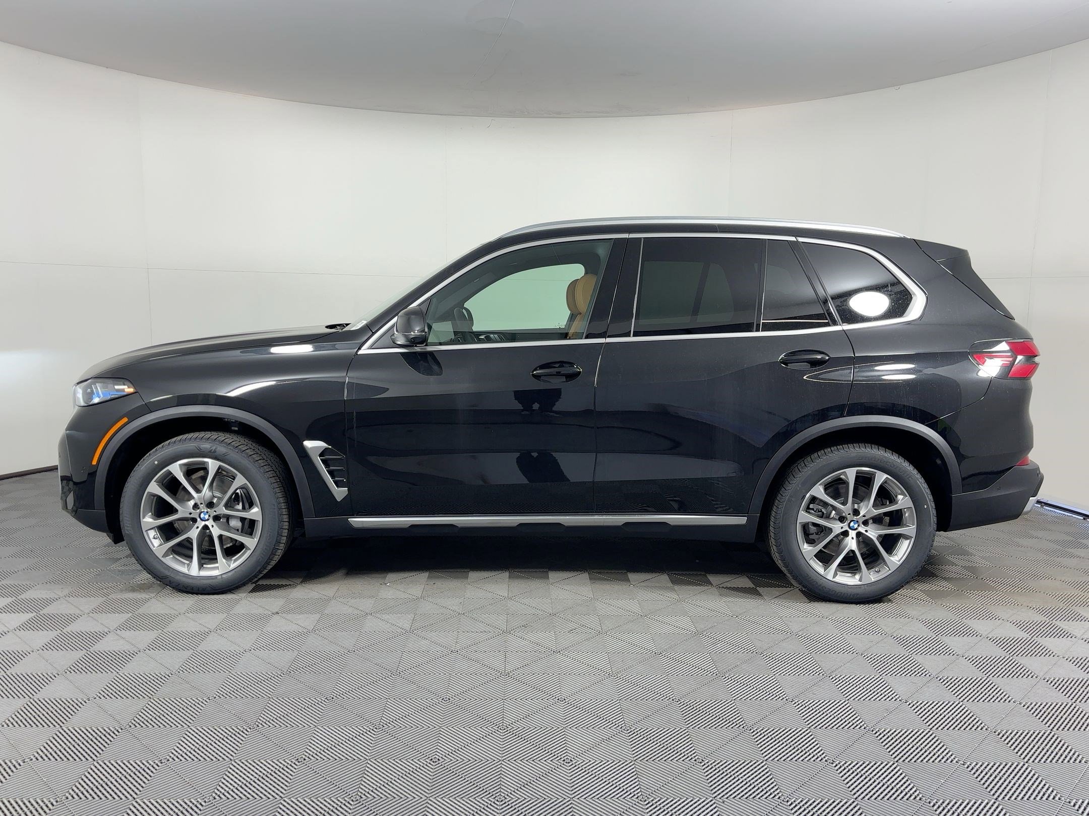 New 2026 BMW X5 sDrive40i w/ Parking Assistance Package image 2