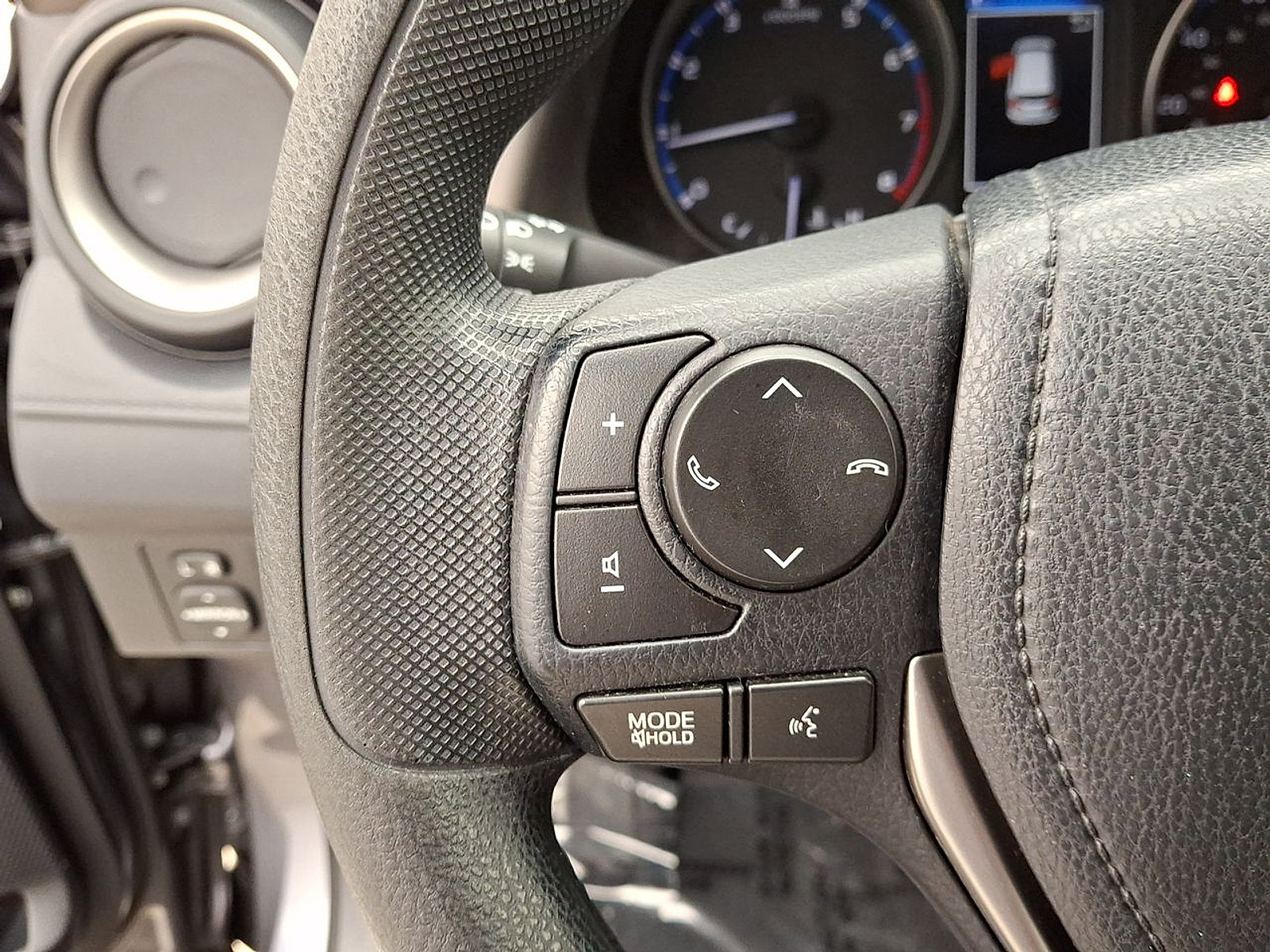 Used 2018 Toyota RAV4 LE w/ All Weather Liner Package AWD/4WD image 17