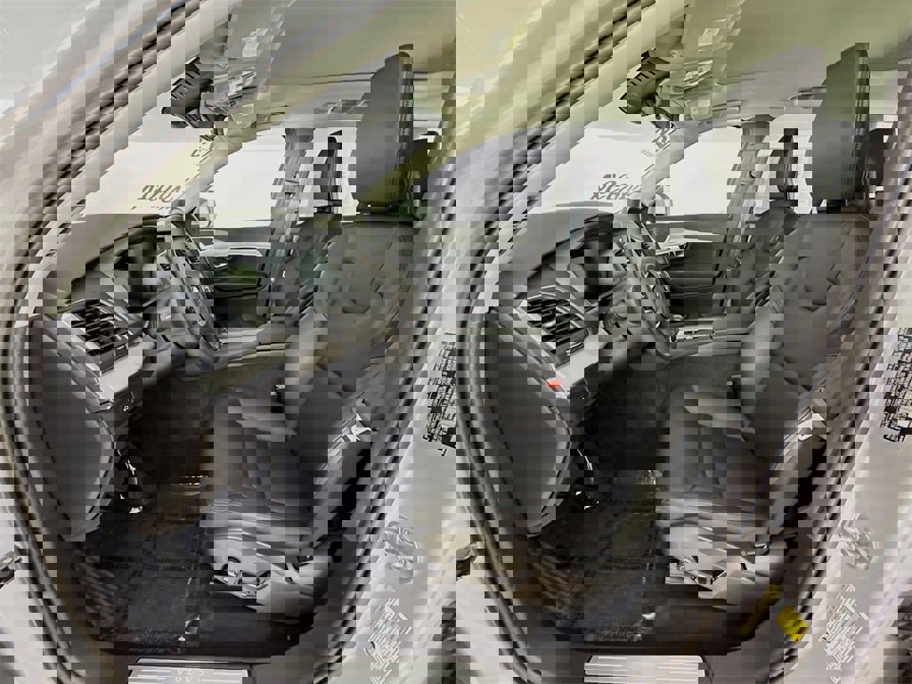 Certified 2025 Volvo XC90 B5 Core image 21