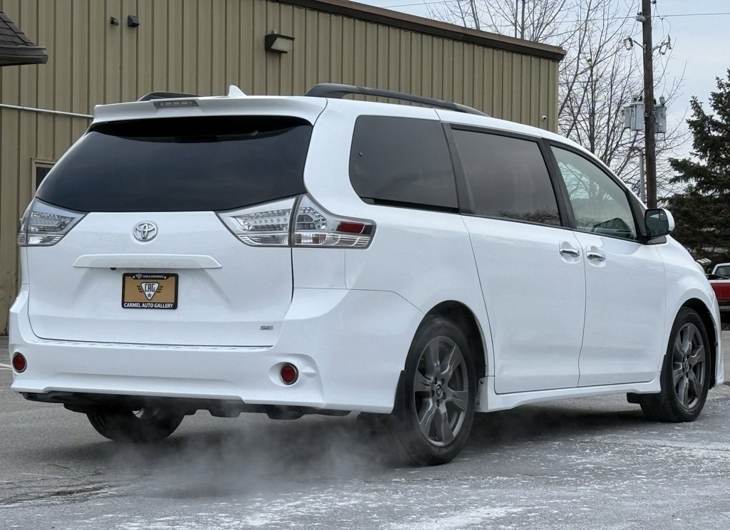 Used 2018 Toyota Sienna SE w/ Carpet Mat Package image 6