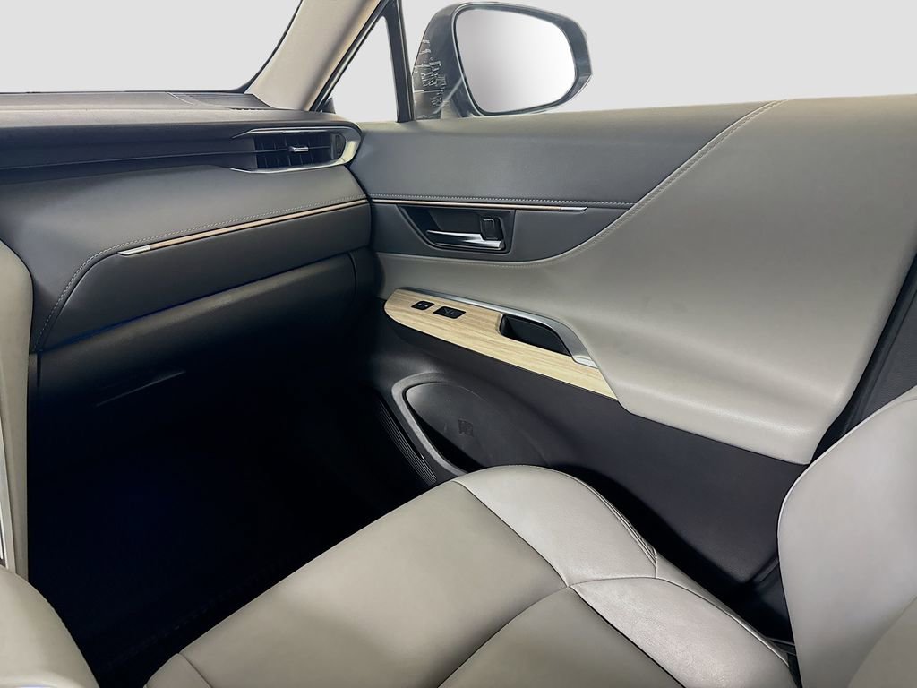 Used 2022 Toyota Venza XLE image 23