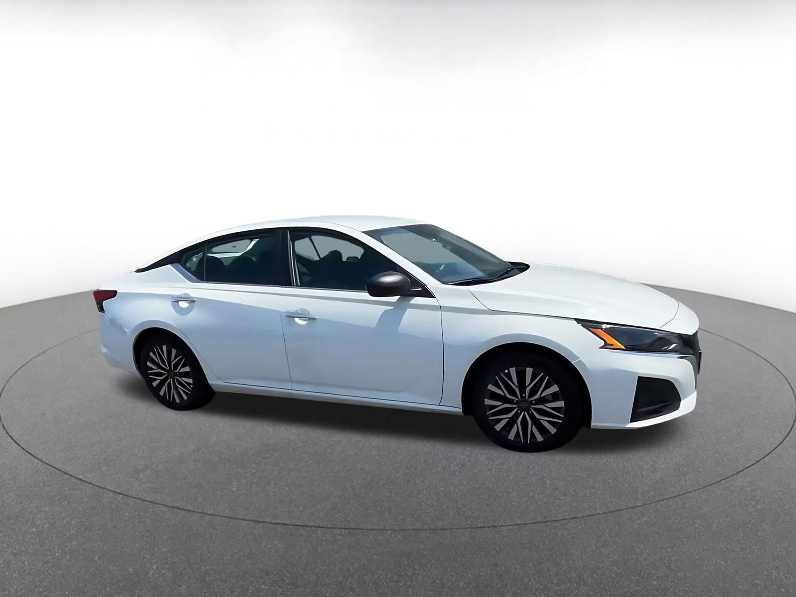 Used 2025 Nissan Altima 2.5 SV FWD image 2