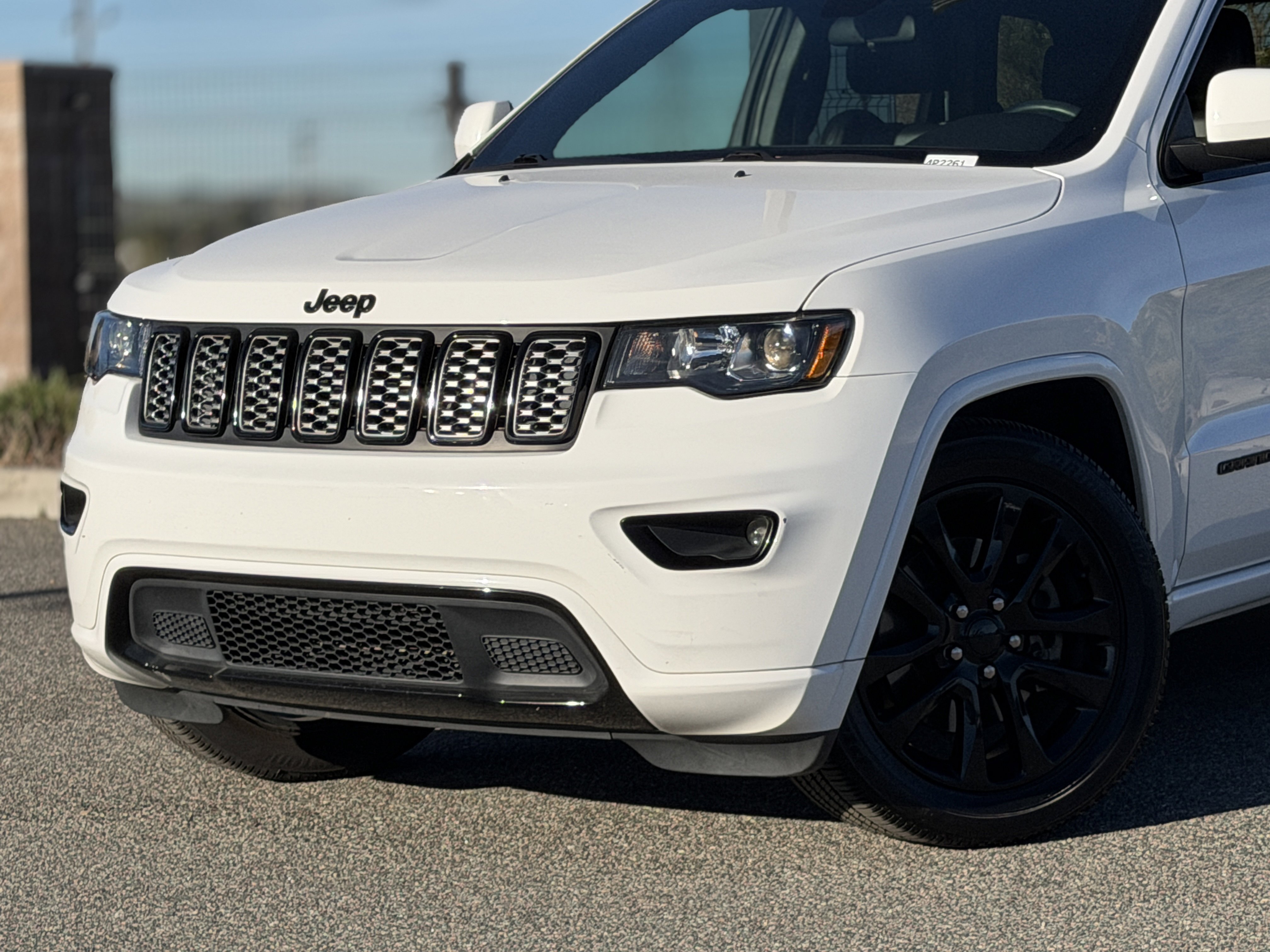 Used 2021 Jeep Grand Cherokee Laredo X image 3