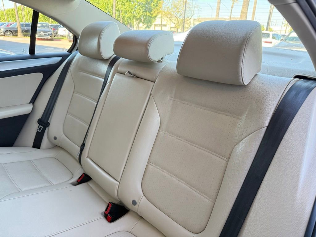 Used 2017 Volkswagen Jetta SE FWD image 13