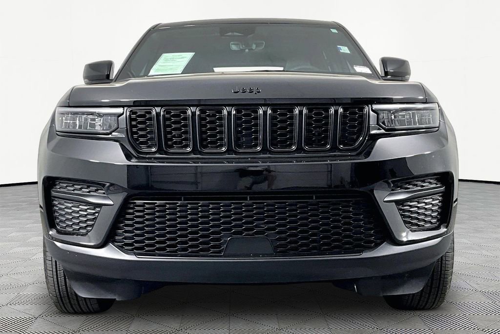 Used 2025 Jeep Grand Cherokee Altitude AWD/4WD image 2