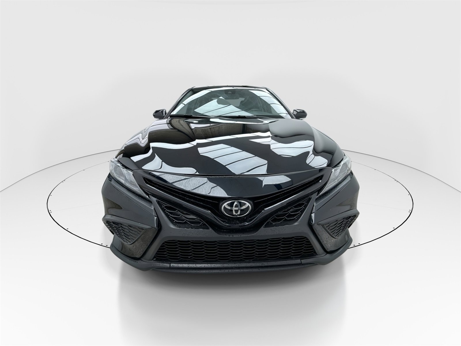 Used 2022 Toyota Camry SE image 3