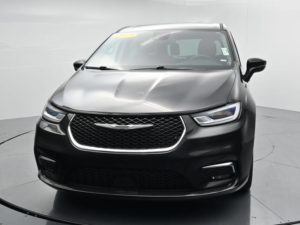 Used 2023 Chrysler Pacifica Touring-L FWD image 3
