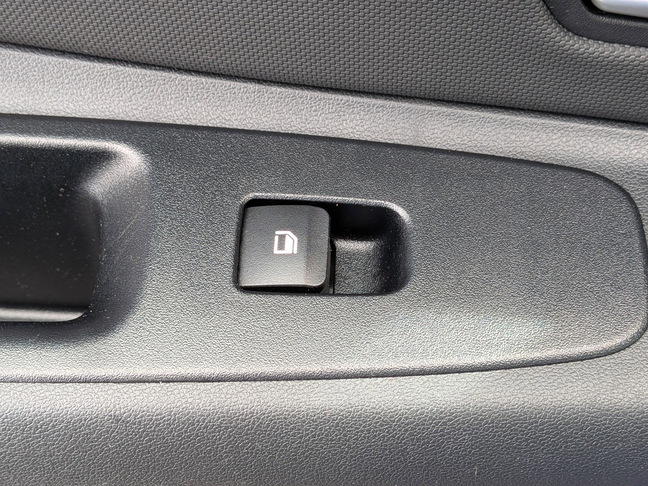 Used 2025 Hyundai Elantra SEL FWD image 29