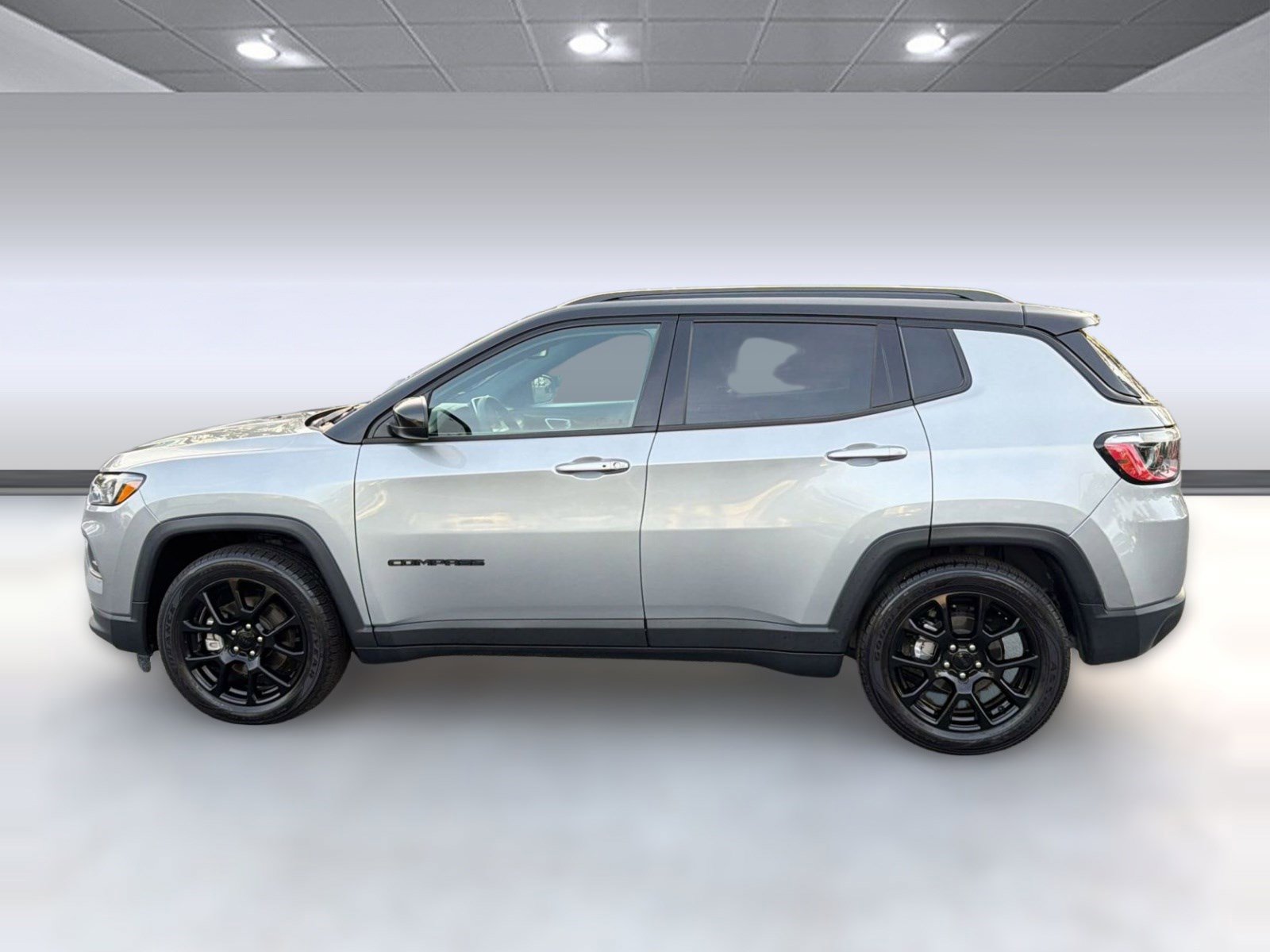Used 2022 Jeep Compass Altitude FWD image 2