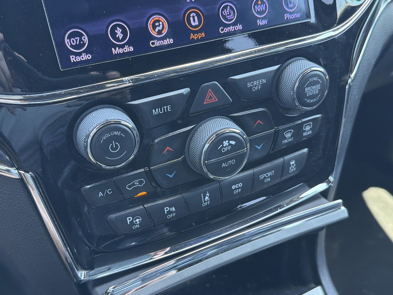Used 2019 Jeep Grand Cherokee Overland AWD/4WD image 33