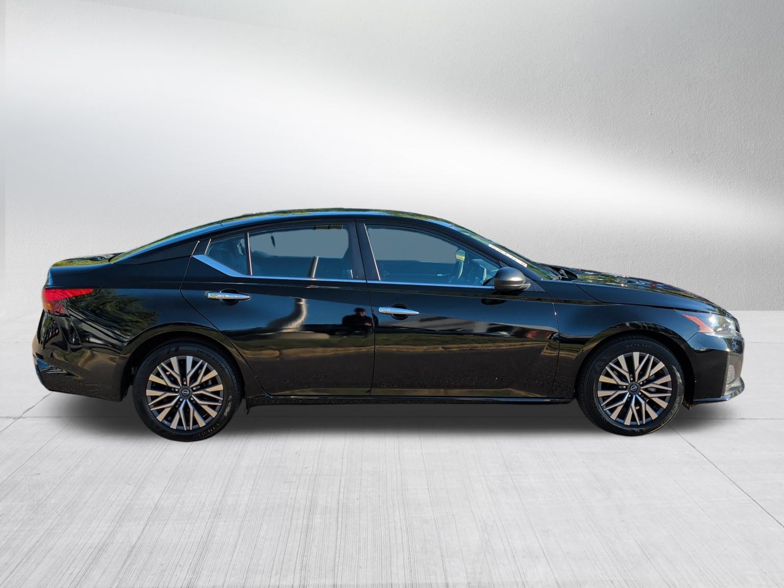 Used 2025 Nissan Altima 2.5 SV FWD image 8