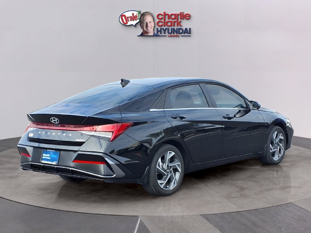 Used 2025 Hyundai Elantra Limited FWD image 5