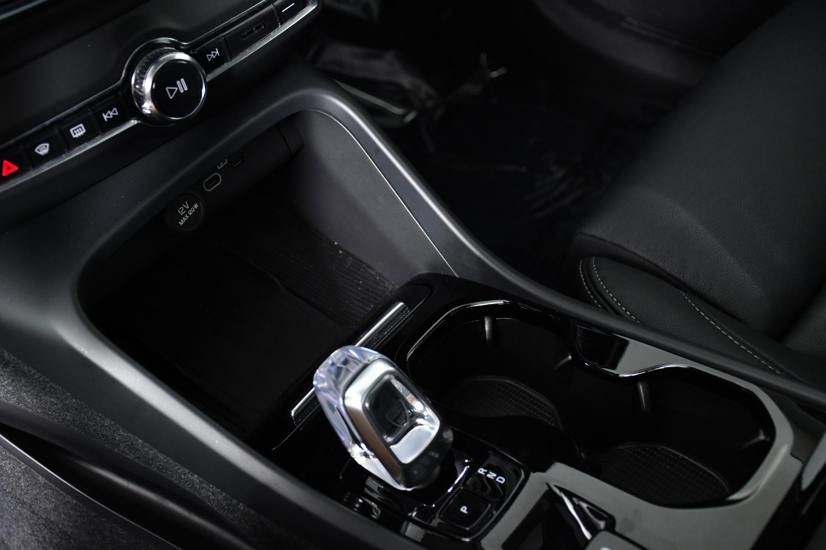 Used 2025 Volvo XC40 B5 Plus image 16