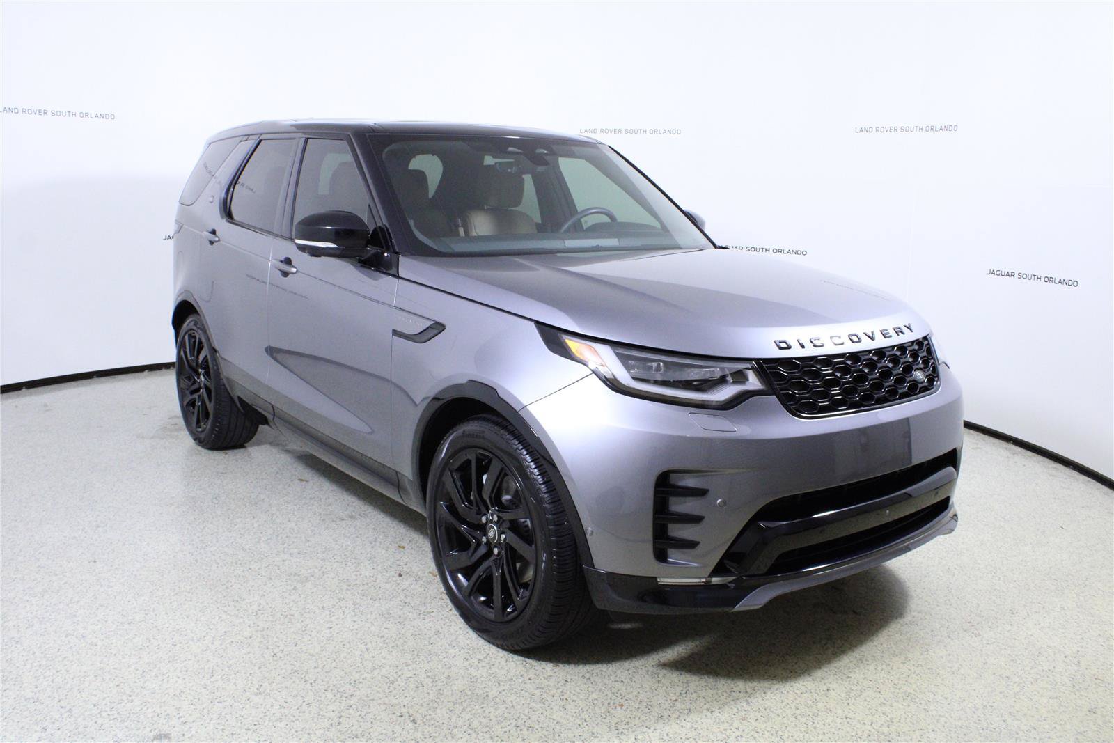 Used 2025 Land Rover Discovery Dynamic SE AWD/4WD image 3