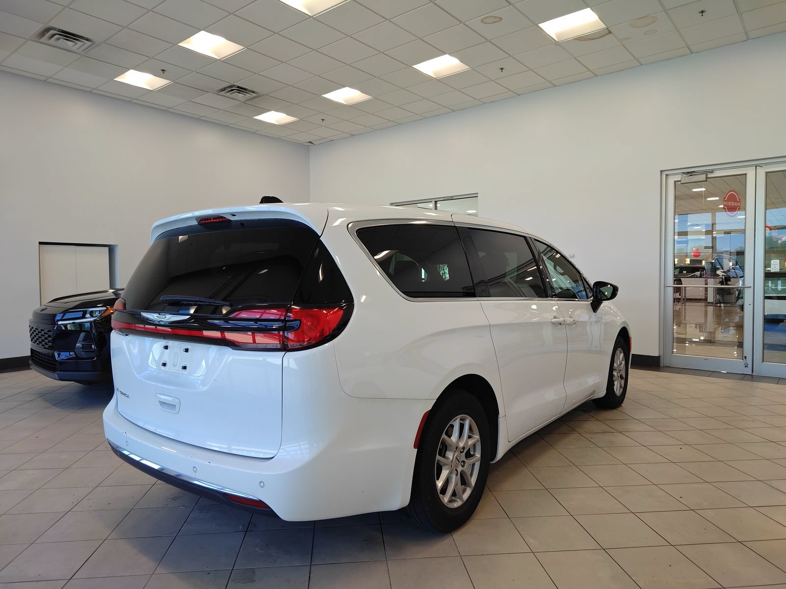 Used 2025 Chrysler Pacifica Select FWD image 3