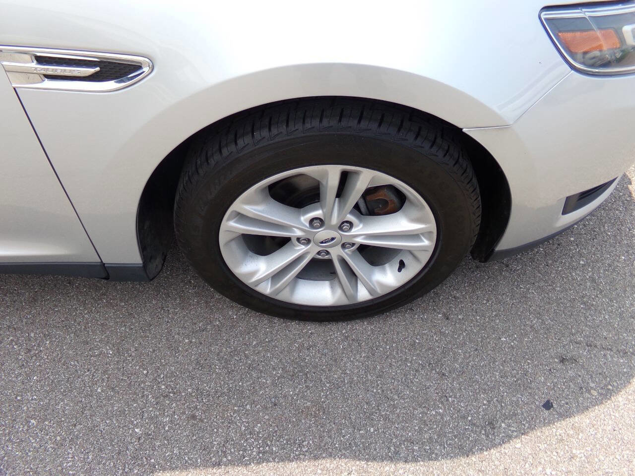 Used 2016 Ford Taurus SE image 39