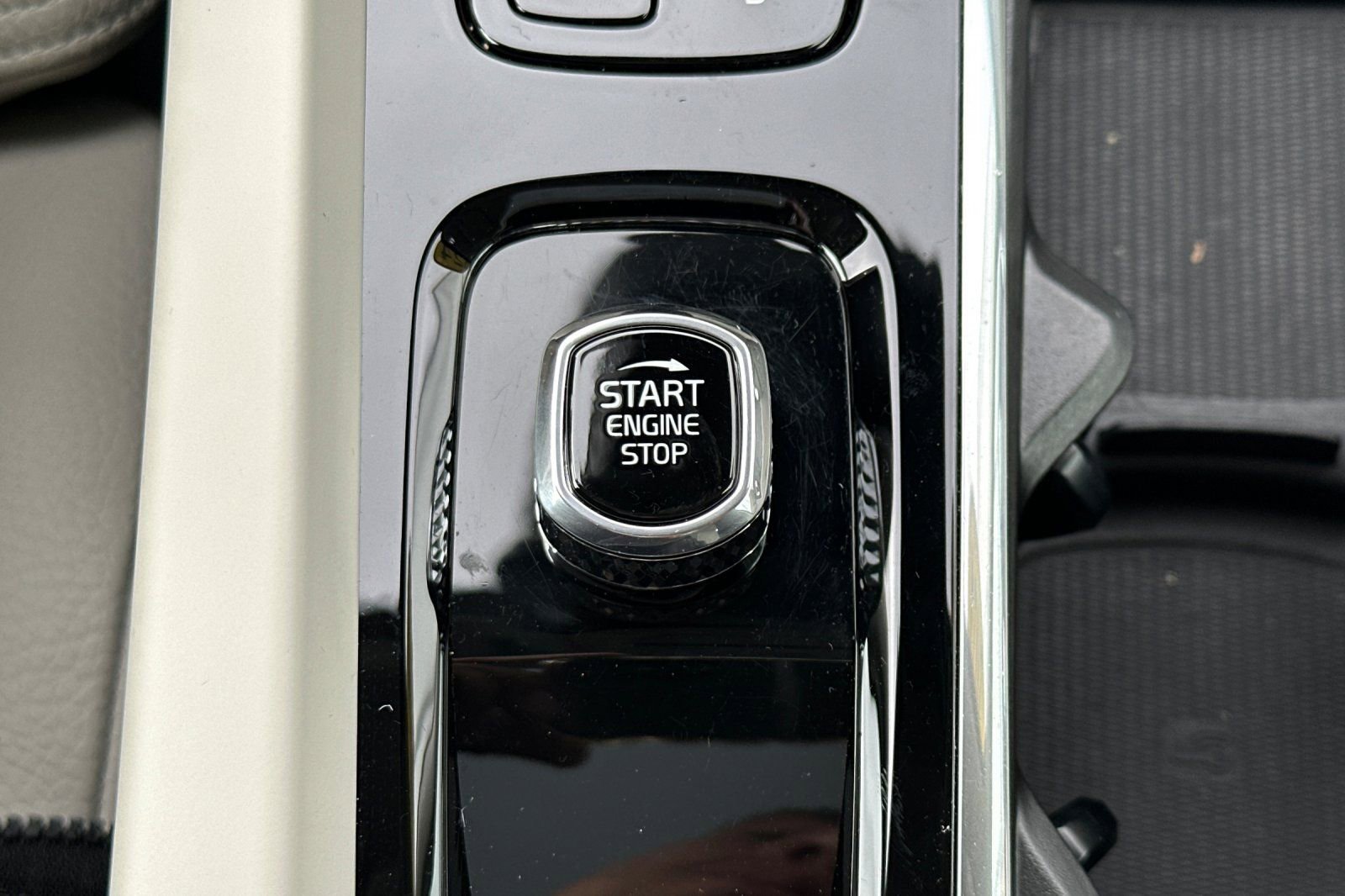 Certified 2024 Volvo S60 B5 Ultimate w/ Climate Package image 25