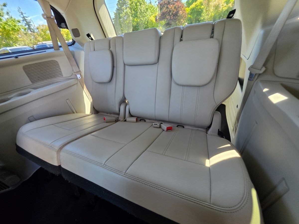 Used 2015 Chrysler Town & Country Touring-L FWD image 12