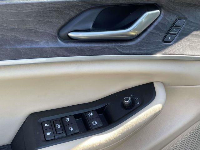 Used 2023 Jeep Grand Cherokee Limited w/ Black Appearance Package image 19