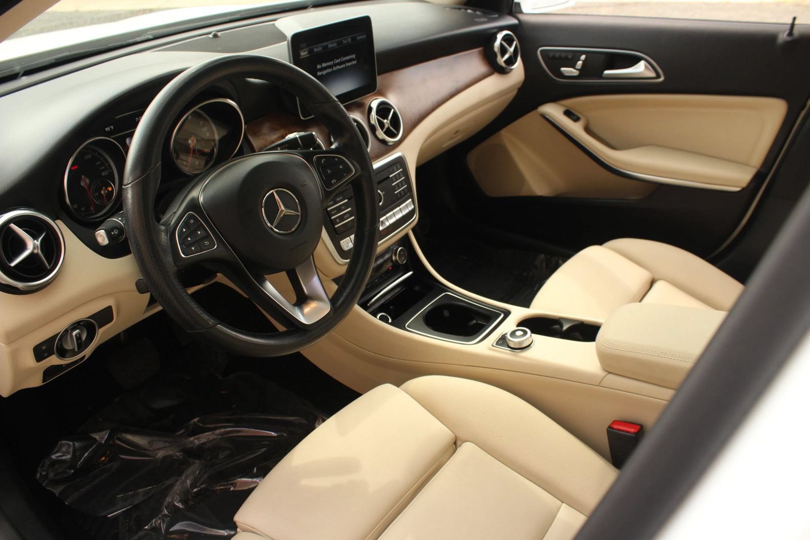 Used 2020 Mercedes-Benz GLA 250 4MATIC w/ Premium Package image 13