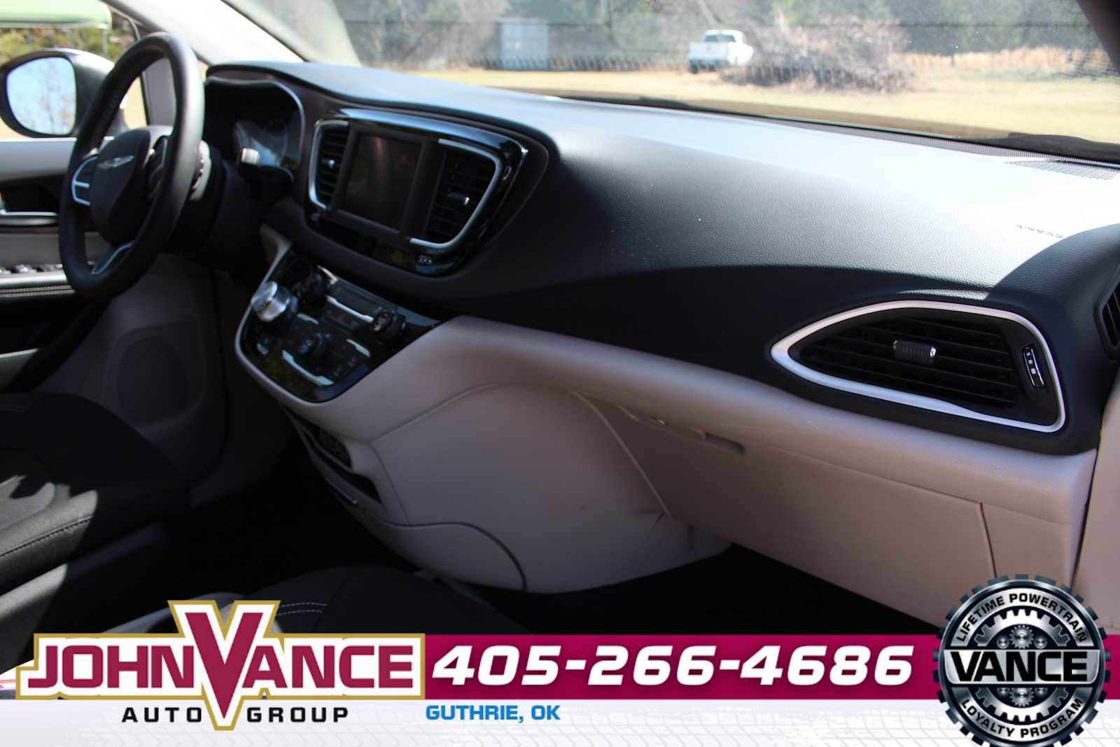 Used 2023 Chrysler Voyager LX image 15