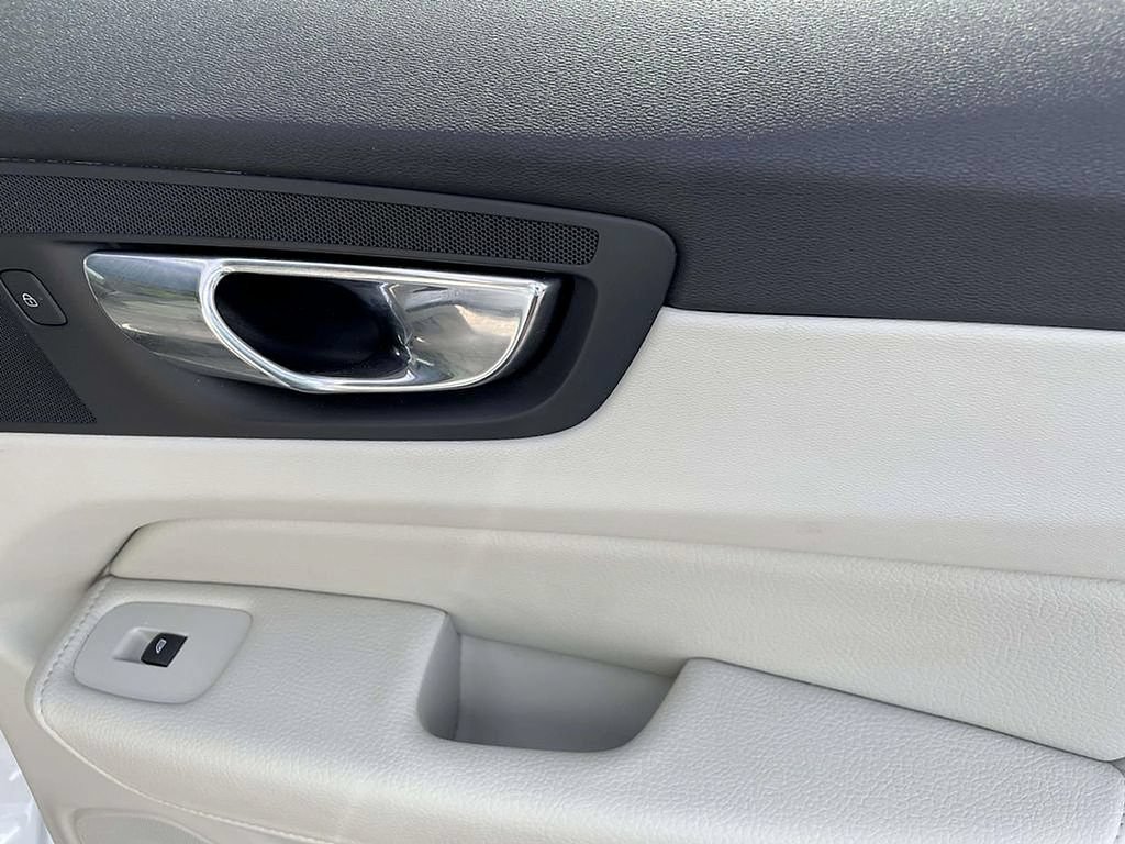 Used 2018 Volvo XC60 T5 Inscription w/ Convenience Package AWD/4WD image 11
