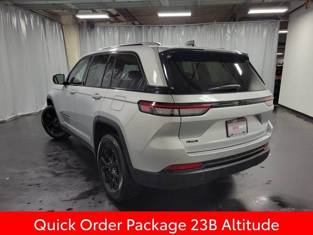 Used 2025 Jeep Grand Cherokee Altitude AWD/4WD image 6