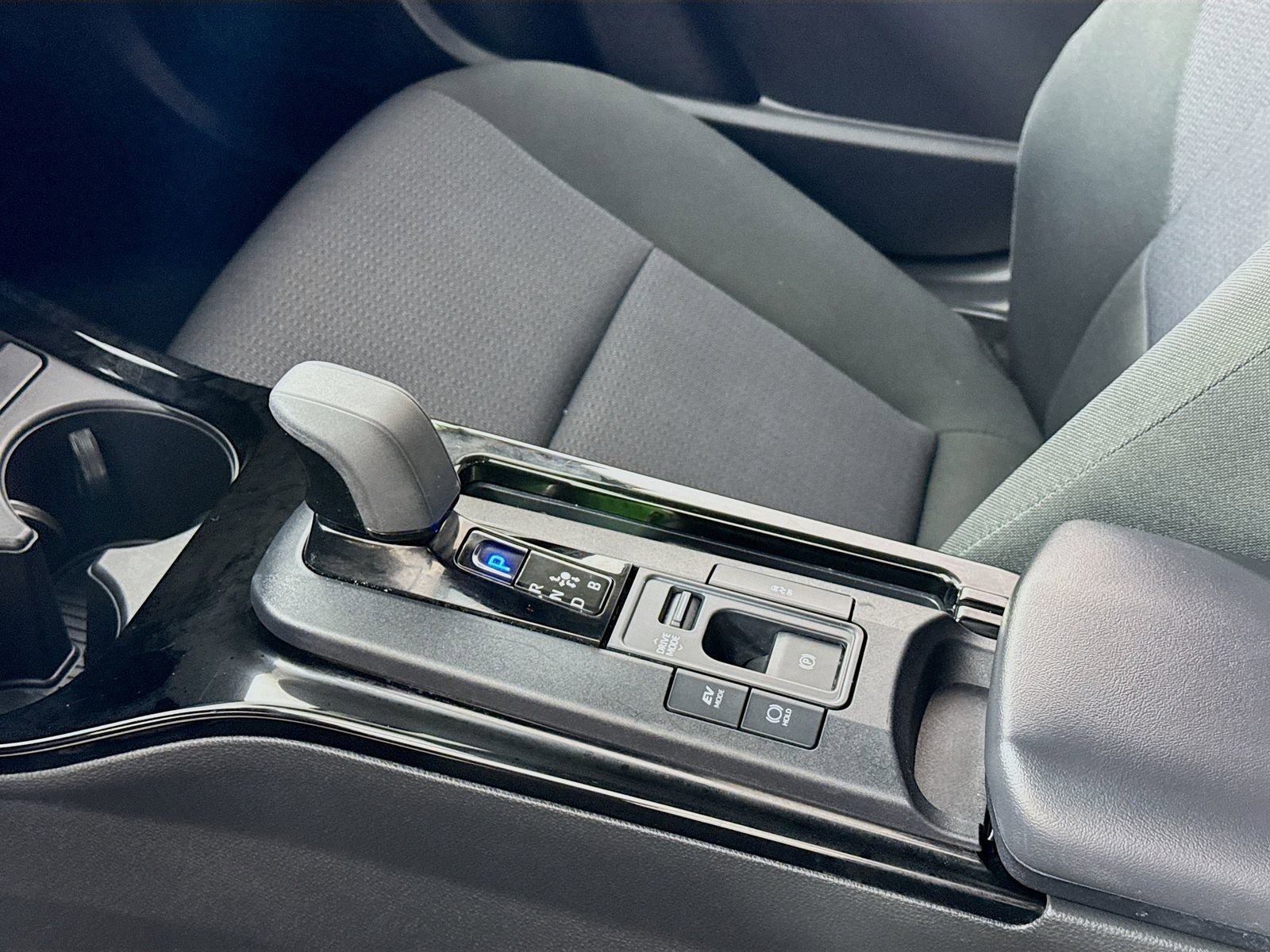 Used 2025 Toyota Prius LE FWD image 9