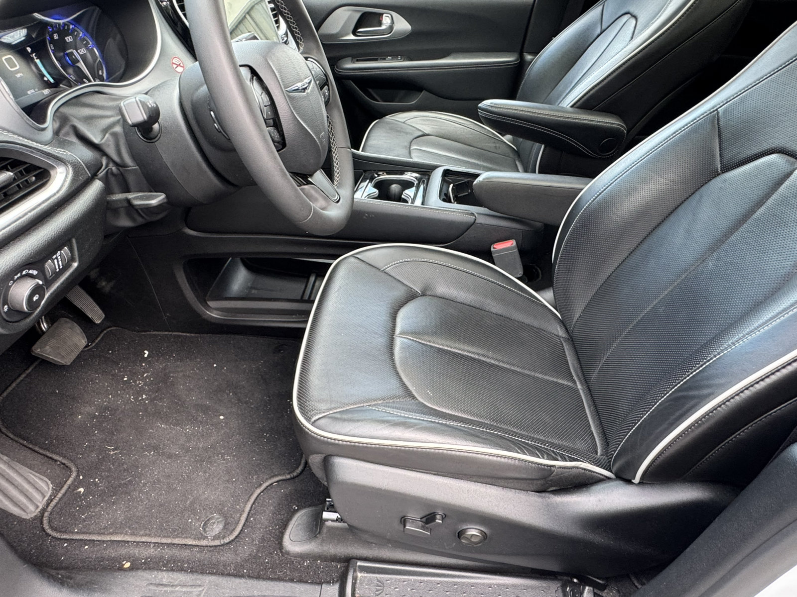 Used 2025 Chrysler Pacifica Limited FWD image 9