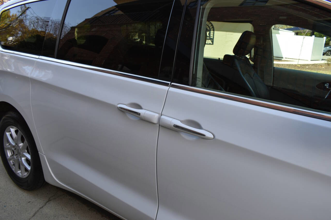 Used 2021 Chrysler Pacifica Touring-L image 38