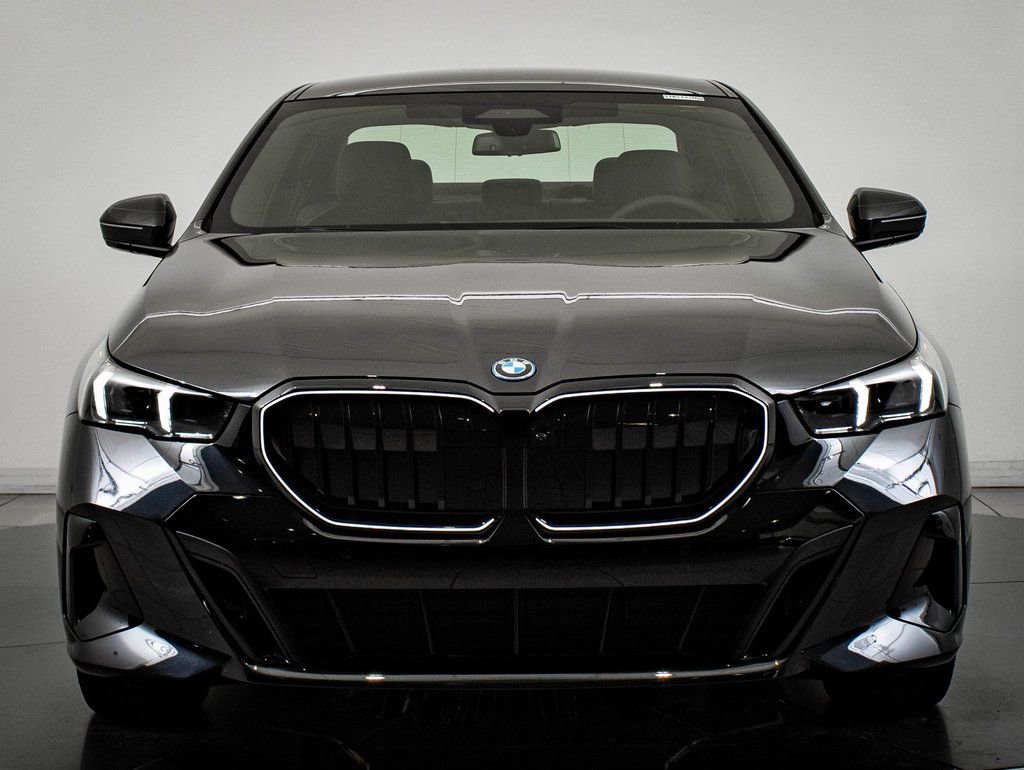 New 2026 BMW 550e xDrive image 2