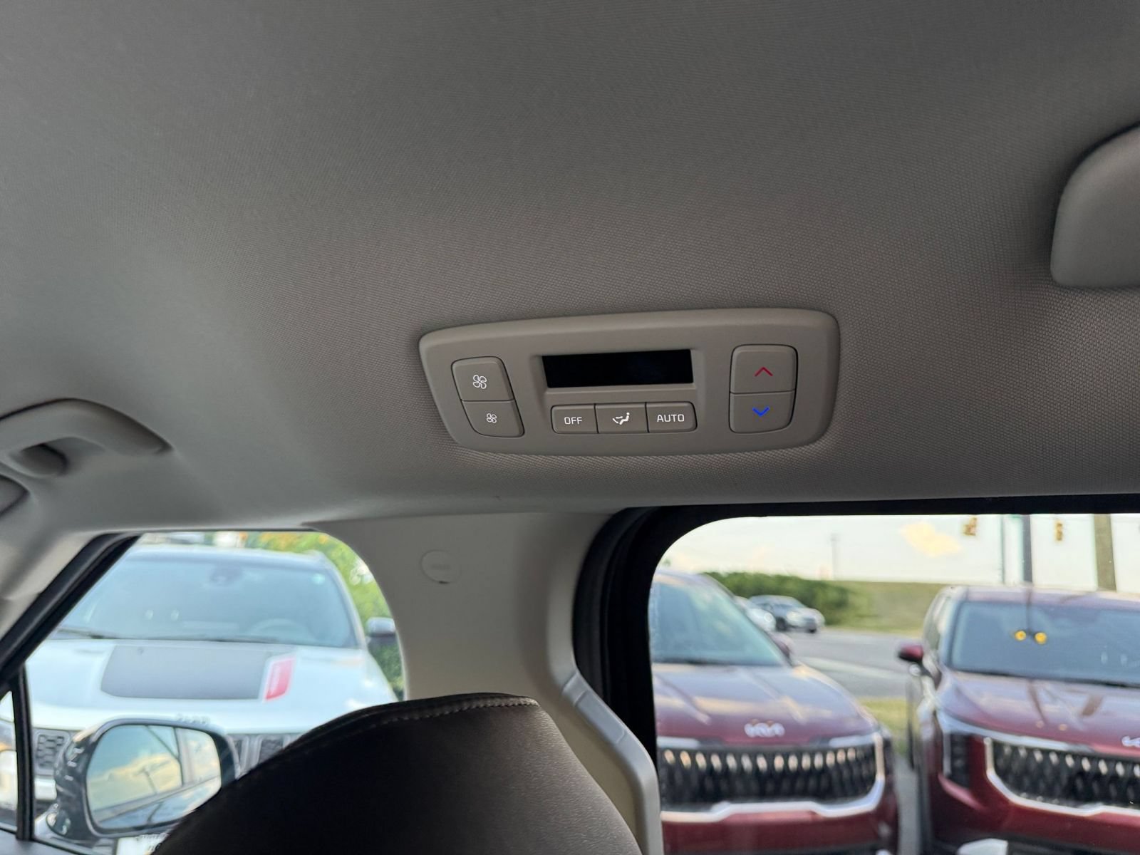 Used 2026 Kia Carnival FWD image 24